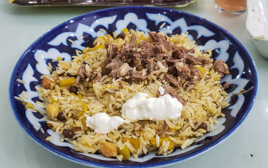 Rice with meat in pottery bowl in Uzbekistan. Tips for Visiting Uzbekistan