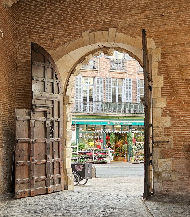 a scenic arched doorway in Toulouse